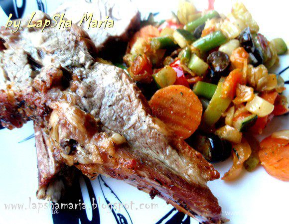 Подавать можно с овощным рагу и приготовленным соусом, который как нельзя кстати подходит к запеченному мясу. Очень вкусно! Приятного аппетита!