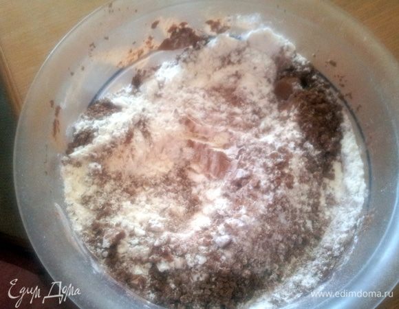 Просейте в миску какао, муку, разрыхлитель, соду и соль. 