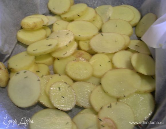 Начнем с картофельных чипсов. Напишу, как предлагалось их готовить в оригинале. Картофель моем, чистим, нарезаем очень тонкими кружочками и опускаем в холодную воду минут на 10. Вытираем их бумажным полотенцем. В большой сковороде на среднем огне разогреваем 2 ст.л. оливкового масла и выкладываем кружочки в один слой, сколько вместится, они не должны соприкасаться. Готовим до золотистого цвета минут 8, затем переворачиваем и готовим еще минуты 2-3. Убираем их и сохраняем в тепле. То же самое делаем с оставшейся частью. 
Я же картофель выложила в форму для запекания на бумагу, добавила около 1 ст.л. оливкового масла и щепотку тимьяна, перемешала и запекла в духовке минут 20 при 180 гр, несколько раз перемешав.
