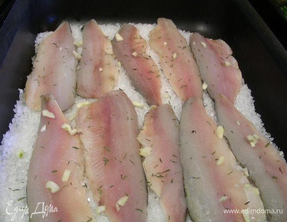 Теперь рыбка. В форму для запекания выкладываем соль, она должна идти сплошным слоем. На нее выкладываем наше филе кожей вниз. Присыпаем измельченным зубчиком чеснока, щепоткой тимьяна, немного солим, перчим. Можно слегка взбрызнуть оливковым маслом. Отправляем в духовку 180 гр. Время приготовления зависит от размера Ваших филе: 10-20 минут. 
