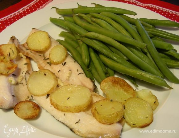 Выкладываем рыбку на тарелку (кожу можно оставить, а можно убрать), сверху картофельные чипсы. Подаем с гарниром по вкусу, у меня приготовленная в пароварке зеленая фасоль. Приятного аппетита))