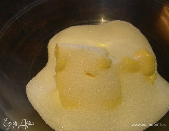 Масло взбиваем с сахаром.