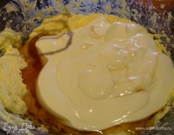 Продолжая взбивать, добавляем яйцо, затем сметану и мед. 