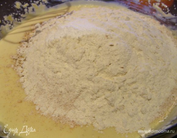 Теперь вводим муку, овсяные хлопья, соду. Перемешиваем.
