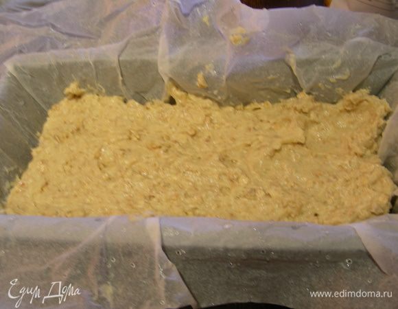 Выкладываем его в небольшую форму для выпечки (у меня для английского кекса) и ставим в духовку 180 гр минут на 40 до подрумянивания. Остывший кекс можно посыпать сахарной пудрой и украсить по желанию.

