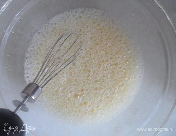 Отделить белки от желтков. Желтки взбивать с молоком около 1 мин.