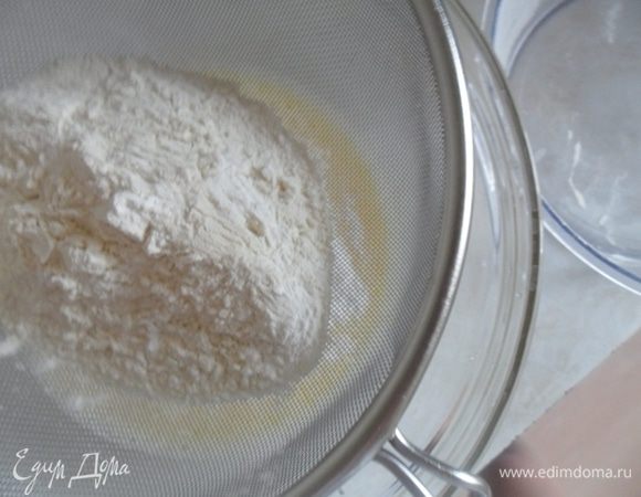 Муку смешиваем с крахмалом и разрыхлителем, просеиваем и высыпаем к желткам частями,вымешивая,чтобы не было комочков.