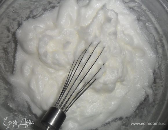 Белки взбиваем с щепоткой соли до плотной белой пены.