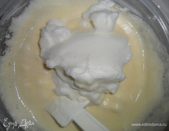 Соединяем белки с желтково-мучной смесью и аккуратно! перемешиваем уже лопаткой от краев к центру,чтобы сохранить структуру.