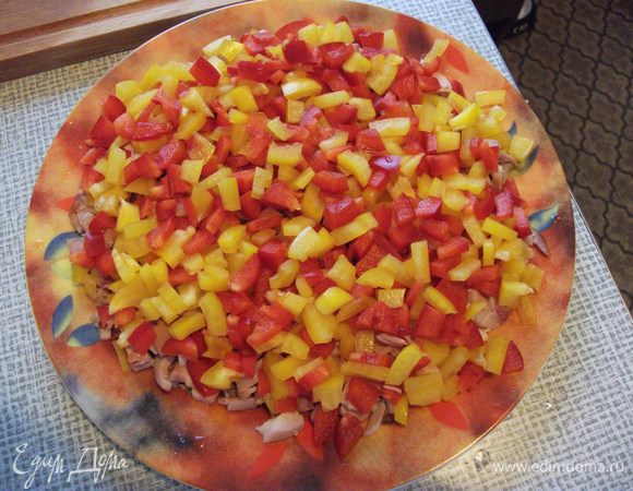 2-ой слой:Нарезать перец болгарский, затем смазать майонезом.
