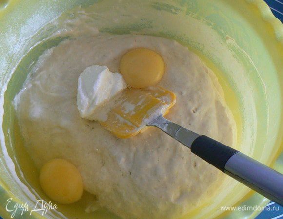 Затем  добавить творожный сыр,сметану,яйца
