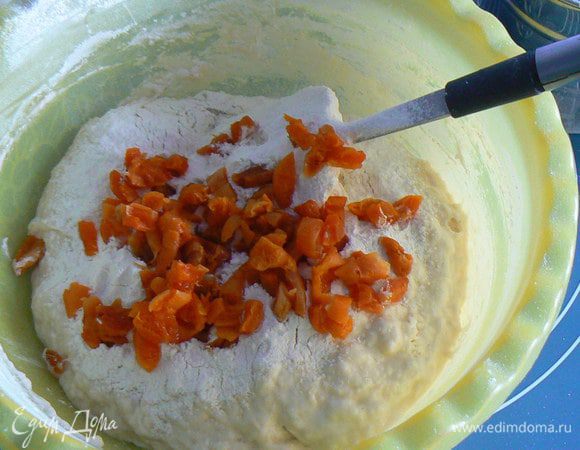 ванильный сахар,соль,курагу,(нарезанную небольшими кусочками),остатки муки. Замесить тесто (оно должно быть нежное)