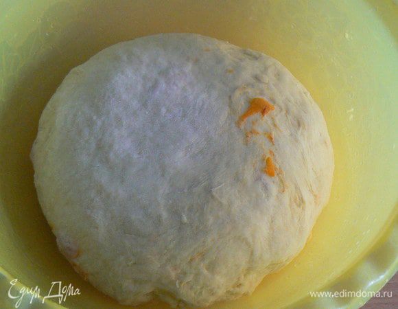 Переложить тесто в ёмкость , чуть смазанную растит. маслом, накрыть пищевой плёнкой и оставить до увеличения теста в 2,5 раза.