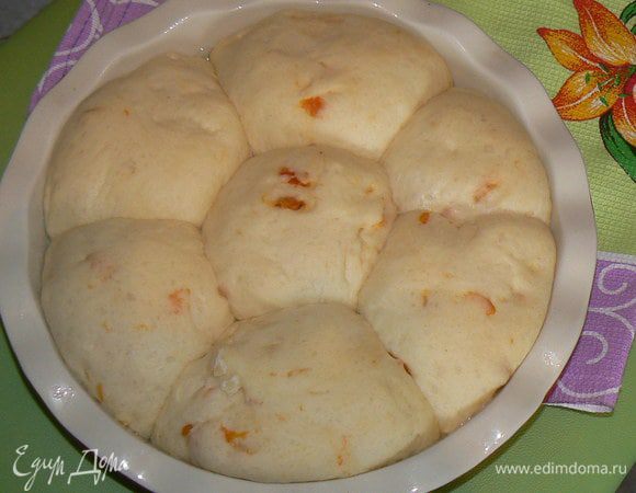 Затем тесто слегка обмять, сформировать булочки, уложить их на смазанную растит. маслом форму на небольшом расстоянии друг от друга.
Оставляем на мин 30-40,(булочки при этом  сильно увеличиваются ,заполняя все свободное место) 