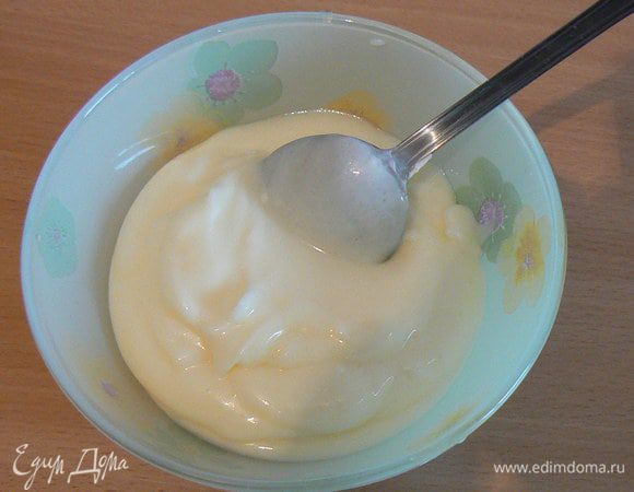 Пока пирог печется,готовим глазурь:
Смешиваем  творожный сыр,пудру,добавляем немного лимонного сока,взбиваем до однородной массы.
