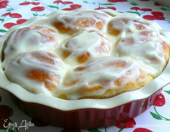 Достаем горячий пирог,немного остужаем и заливаем пирог.