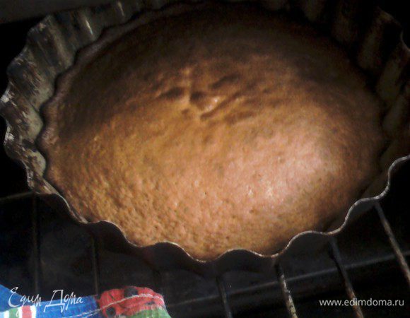 достаем первый корж... из формы перекладываем на бумагу.