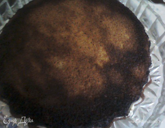 и так... первый корж ложим в тарелку(если хотите, можно немного смочить)