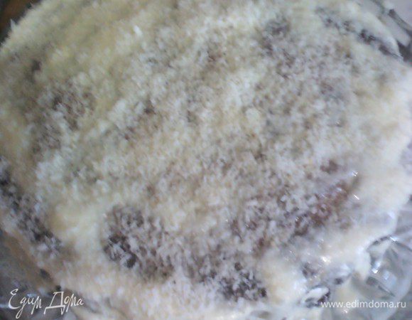 посыпаем торт кокосовой стружкой
