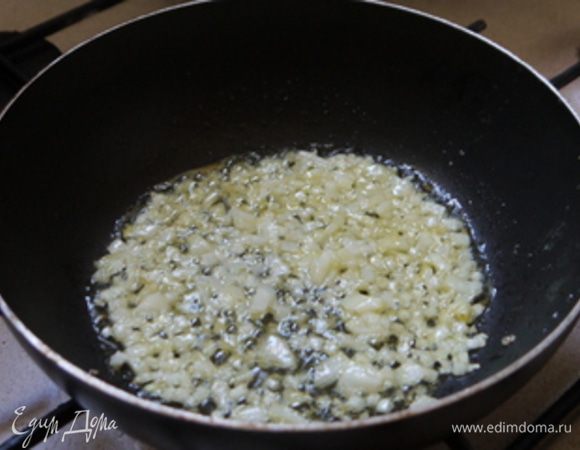 Мелко нашинковать лук и обжарить его на оливковом и сливочном масле.