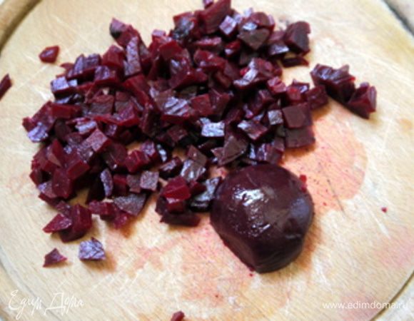 Мелко нарезать варёную свёклу.