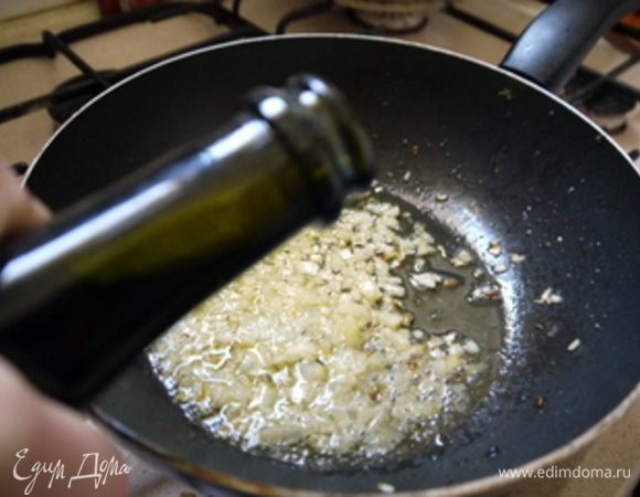 Влить в лук вино и дать ему слегка выпариться.
