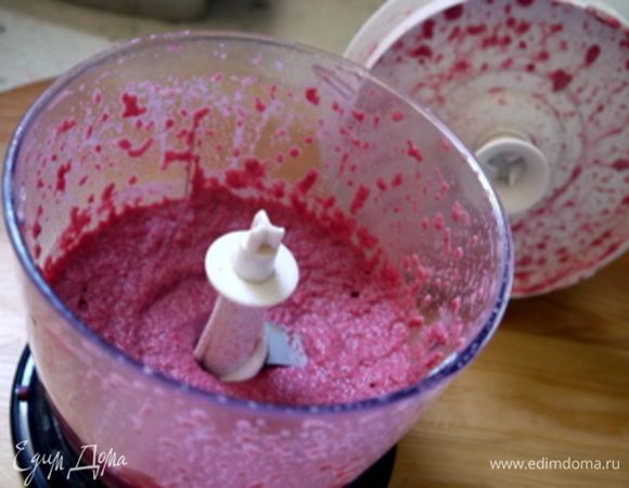 В блендере перемолоть свёклу, добавив столько сливок, сколько потребуется, чтобы получить красивый насыщенный цвет.