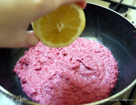 Вернуть соус в сотейник и выдавить сок 1/2 лимона.