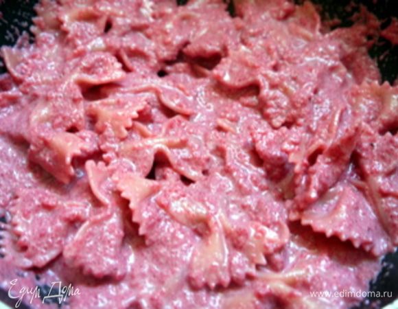 Готовые бабочки смешать с соусом и приправить пармезаном.