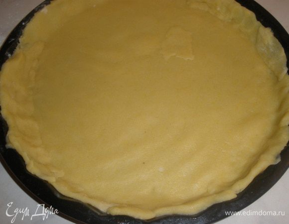 Переложить тесто в форму, смазанную маслом (у меня 28 см), сформировать бортики, потыкать вилкой и отправить в морозилку минут на 15. 