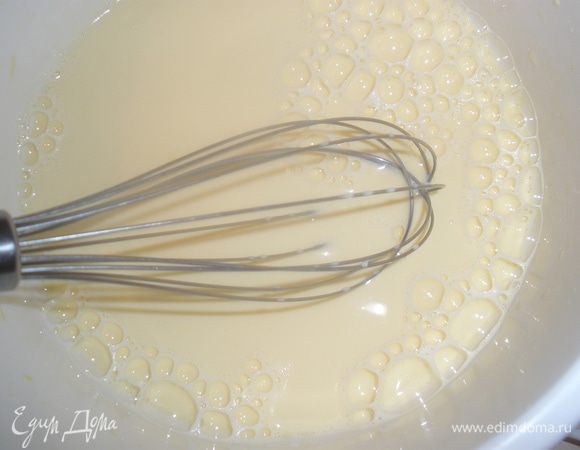 Смешать венчиком сливки с яйцом и с желтком.