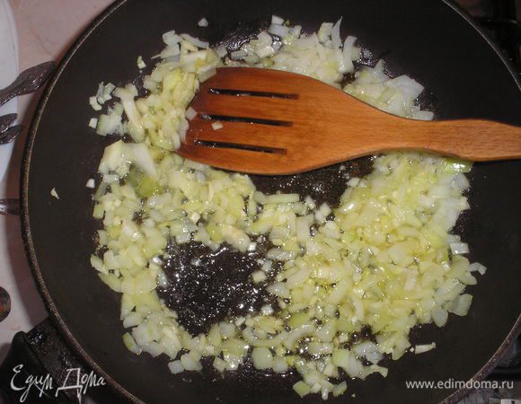 Режем мелко луковицу и чеснок. Обжариваем до прозрачности на смеси оливкового и сливочного масла.