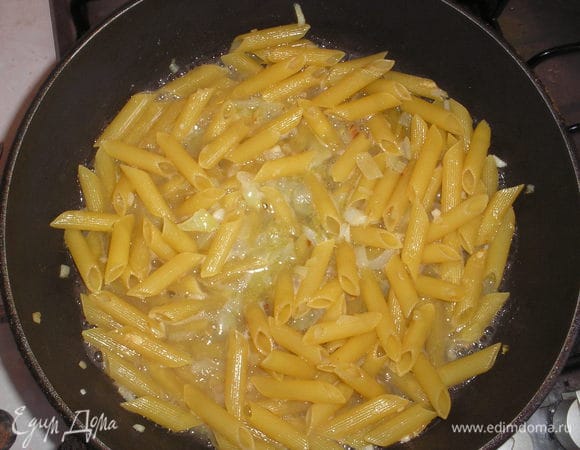 Добавляем стакан белого сухого вина. Даем вину полностью впитаться в пасте. Постоянно помешиваем пасту.