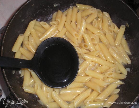 Начинаем по одному половнику добавлять воду. Налили один половник- размешали пасту, дали воде полностью впитаться, далее опять половник воды, и так до готовности пасты. Солим пасту в процессе готовки. У меня ушло приблизительно 20-25 минут.