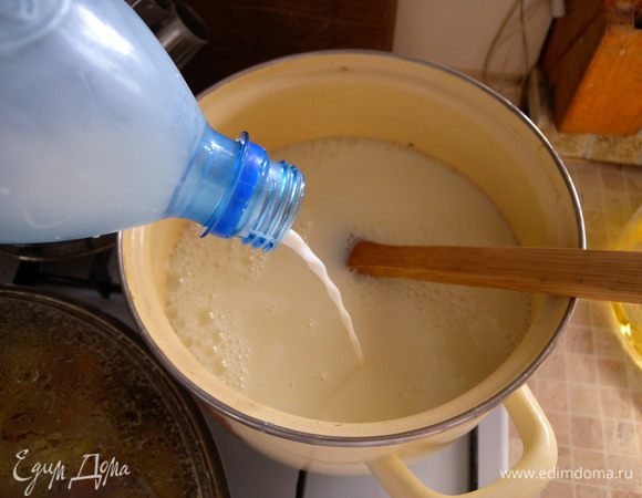 После того как прокипит - вливаем молоко. Ставим на большой огонь, даем закипеть. Переставляем на маленький огонь и прикрываем крышкой и оставляем дырочку. Дальше варим-варим-варим. Время - по разному. Если у вас есть время может уйти и 3 часа. Тогда на маленьком огне и реже помешиваем. Через 2 часа обычная (белая) сгущенка. Варм еще час - и имеем коричневую "ириску". Можно и быстрее. Можно сварить за 1 час. Делаем максимальный огонь. Не накрываем крышкой. Первые пол часа помешиваем через 10 минут а потом почти постоянно. 