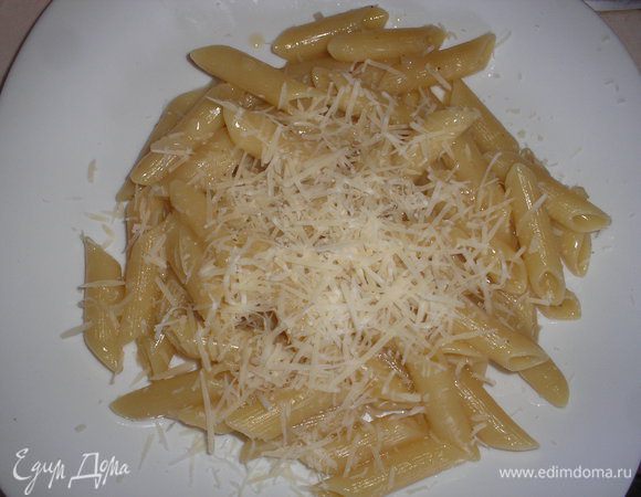 Когда паста будет готова, перчим, добавляем тертый сыр пармезан. И можно приготовить любой соус, я просто сверху набросала вяленые томаты и посыпала сыром.