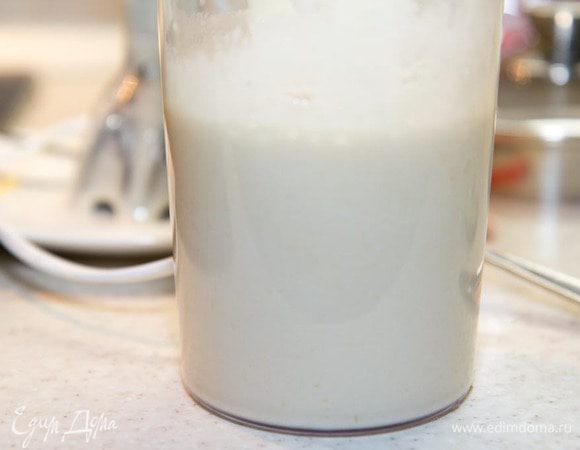 Из уваренных яблок взбить блендером пюре. Добавить желатин, продолжая взбивать еще пару минут. Вот мусс и готов. У меня получилось 800 мл. Нужно отложить 200мл для яблочного парфе, а 600мл использовать самостоятельно. На корж, выкладываем 300мл яблочного мусса, вторую половину коржа намазываем второй половиной яблочного мусса (300мл), так быстрей застынет. Ставим в холодильник. 