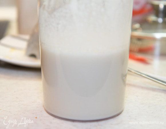 Берем 200мл яблочного мусса добавляем йогурт и взбиваем. Добавляем желатин и продолжаем взбивать еще пару минут.
Достаем из холодильника уже имеющиеся слои и выкладываем на них сверху яблочное парфе, украшение из яблока. Убираем в холодильник до полного застывания всех слоев(на 1-2 часа)