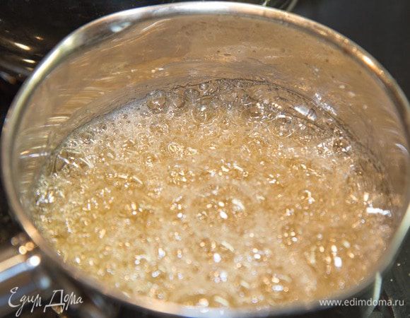 Пока мусс застывает на коржах, готовим яблочный зефир: берем 150мл яболчного сока, добавляем сахар и варим сироп в течении 5 минут на медленном огне. 