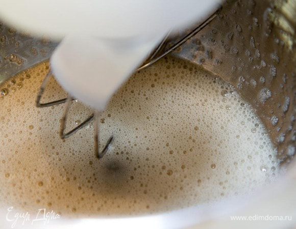 Выливаем в чашу миксера желатин. Взбиваем на средней скорости и тонкой струйкой вливаем сироп. Взбиваем минут 5.