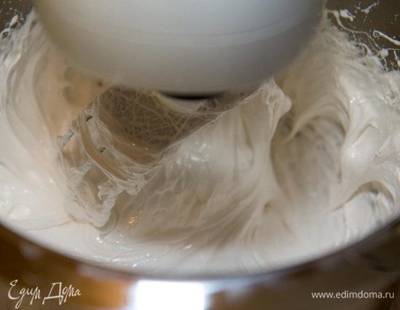 Не прекращая взбивать добавляем лимонную кислоту и взбиваем еще минут 5, добавляем соду и взбиваем еще 5 минут. Масса станет густая и вязкая. Поверх яблочного мусса на 1-м корже выкладываем 3/4 яблочного зефира. Теперь переворачиваем 2-ю половину коржа стороной с муссом на зефир, а на верхнюю сторону коржа намазываем 1/4 яблочного зефира. ( в конце рецепта есть фото с видом слоев) Ставим в холодильник.