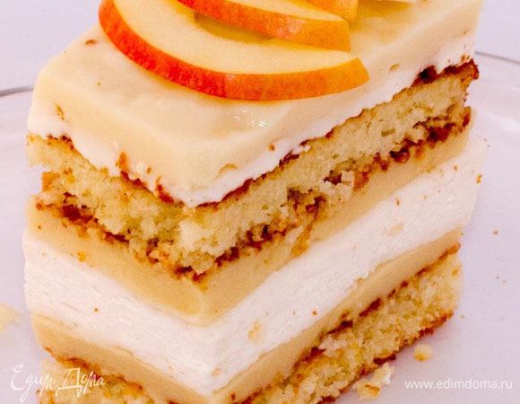 Когда все слои застыли, разрезаем десерт на пирожные и украшаем ломтиками свежего яблока. Разрезать лучше горячим ножом, тогда края получатся ровными. Приятного аппетита!