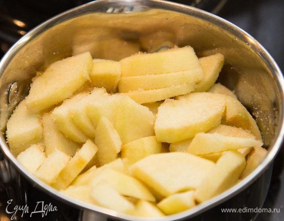 Готовим яблочный мусс: Почистить, порезать яблоки. Сложить в сотейник и добавить сахар и воду(чтоб яблоки не пригорели).