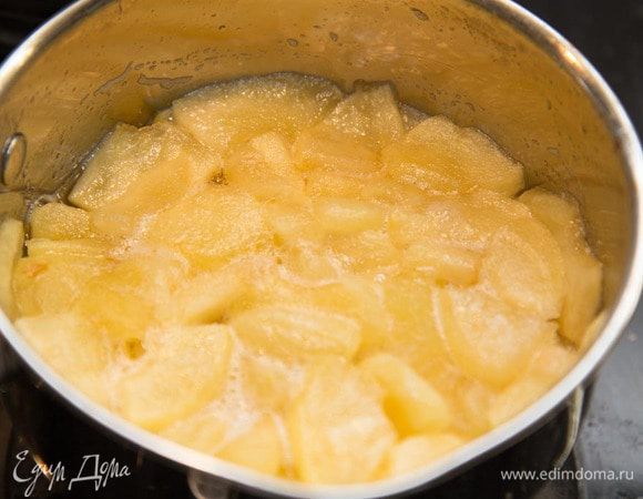 Варить 10 минут на медленном огне. Яблоки увариваются, но не развариваются (хотя, это скорее, зависит от сорта). Выключить огонь и дать немного остыть.