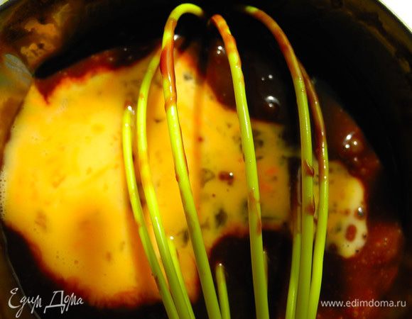 Затем понемногу стала вводить яичную смесь в шоколадно-масляную, тщательно и аккуратно перемешивая.