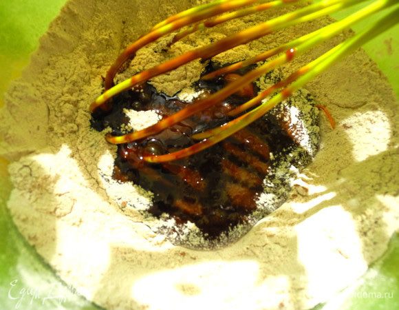 После этого, добавляя небольшими порциями в сухую смесь, смешала. 