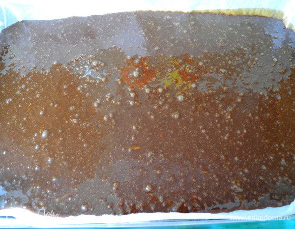 Добавила ликер (вместо ликера можно добавить апельсиновый сок) и вылила в форму, застеленную бумагой для выпечки. 
Получилось вот так. Форма у меня размером 22Х35 см.
Толщина массы получилась 1-1,5 см.