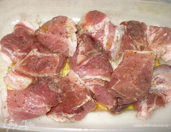 Мясо посолить, поперчить, сбрызнуть оливковым маслом и оставить на 30 мин.