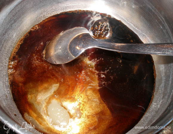 В сотейнике соединить бальзамический уксус и мед. Варить, пока смесь не уварится где-то на треть.