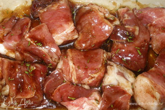 Мясо соединить с глазурью, хорошо перемешать. Мариновать не обязательно (хотя можно), уже можно нанизывать на шампуры и готовить на мангале.